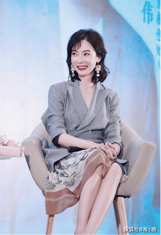 裤+T恤学“陈数”的穿搭优雅又高级AG真人中国女人过了40岁少穿牛仔(图7)