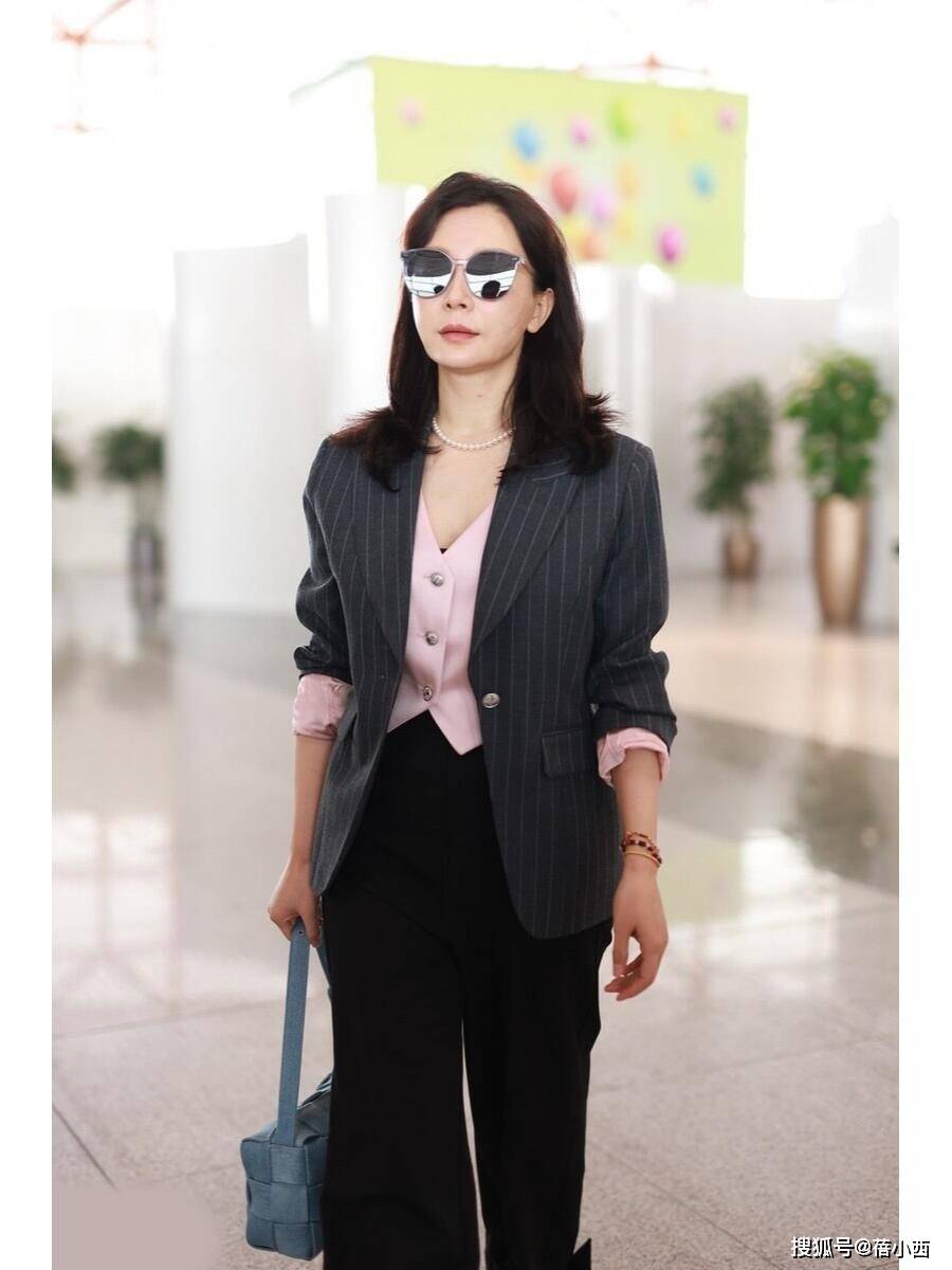 裤+T恤学“陈数”的穿搭优雅又高级AG真人中国女人过了40岁少穿牛仔(图9)