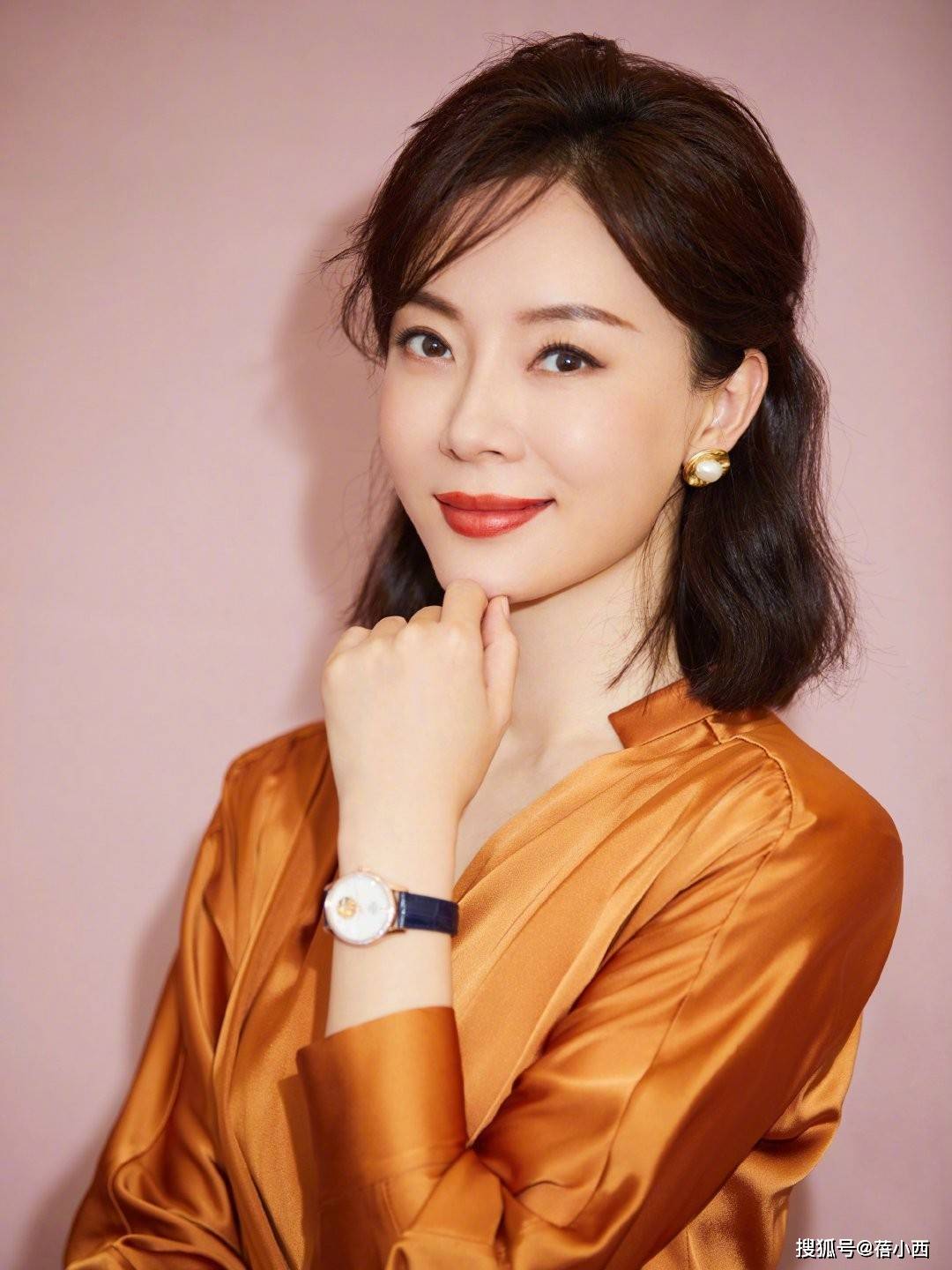 裤+T恤学“陈数”的穿搭优雅又高级AG真人中国女人过了40岁少穿牛仔(图10)