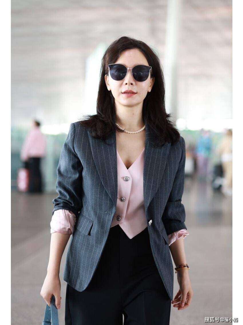 裤+T恤学“陈数”的穿搭优雅又高级AG真人中国女人过了40岁少穿牛仔(图11)