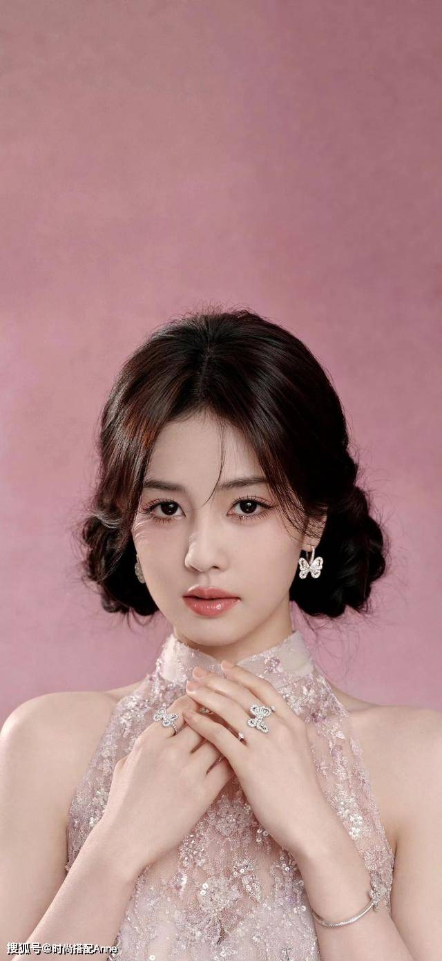 尚写真粉色蕾丝旗袍优雅迷人AG真人app白鹿端午节时(图4)