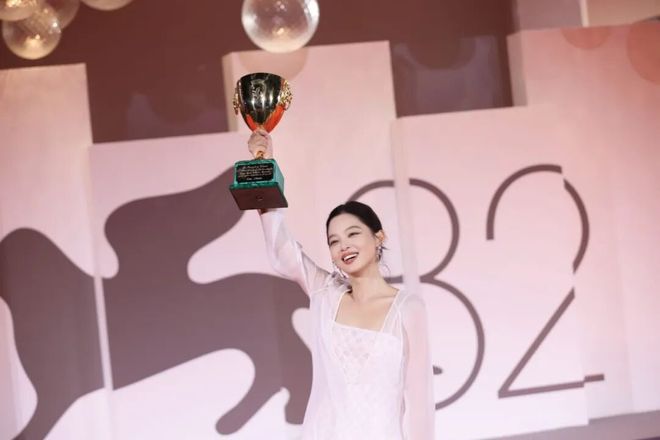 EL见证“人间富贵花”登顶威尼斯AG真人平台辛芷蕾封后！CHAN(图4)