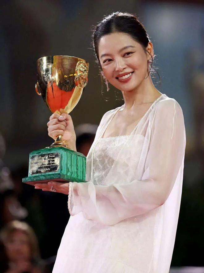 EL见证“人间富贵花”登顶威尼斯AG真人平台辛芷蕾封后！CHAN(图2)