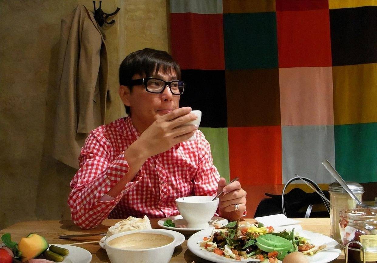 演续航捐藏进上博、巴黎合唱《过火》爱留舞台也留公益AG真人娱乐网址58岁未婚却唱爆全球张信哲百场巡(图6)